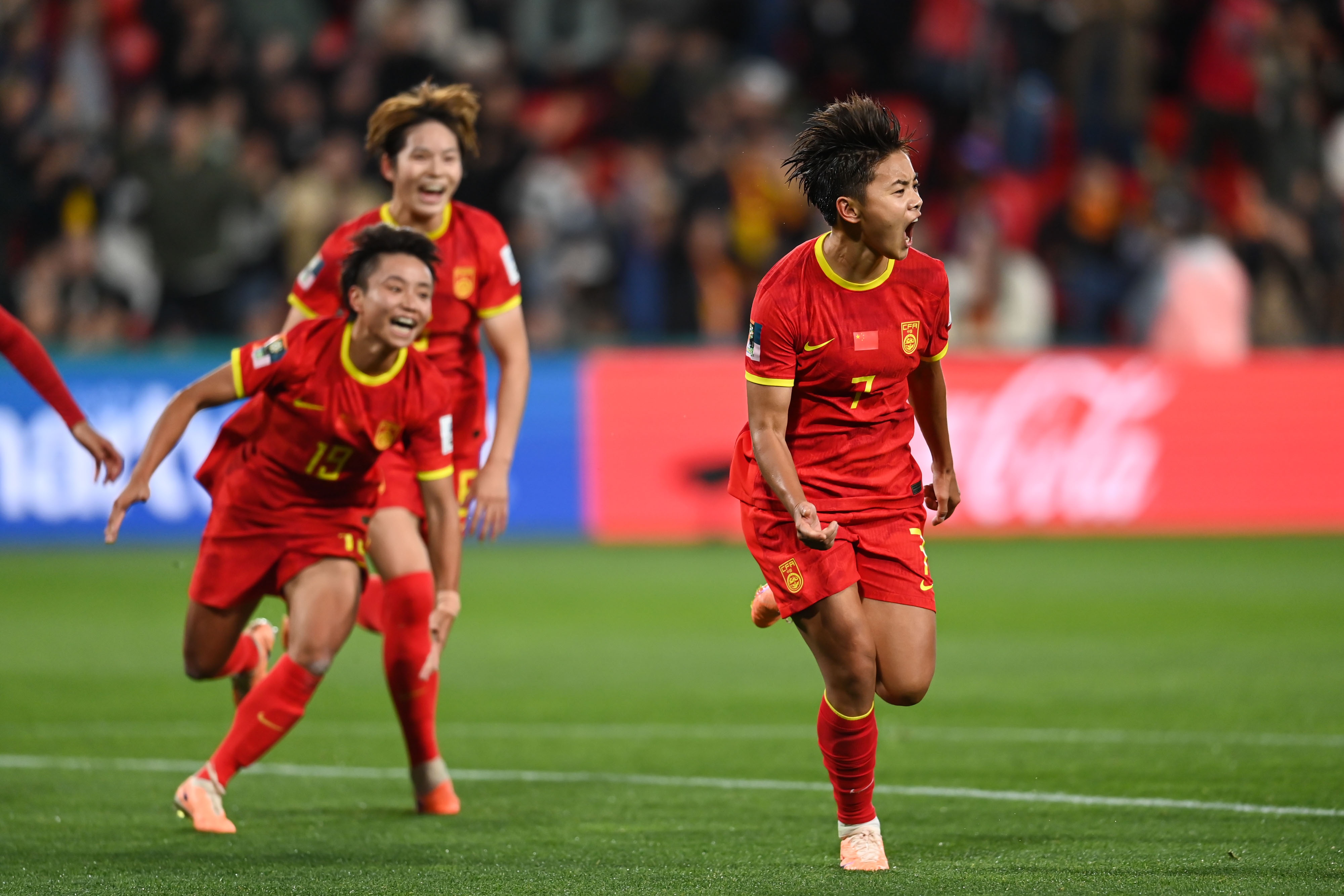 女子足球锦标赛精彩纷呈，中国队士气高昂