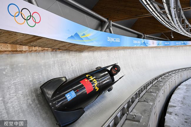 包含巴西运动员在雪车比赛中取得历史性胜利的词条