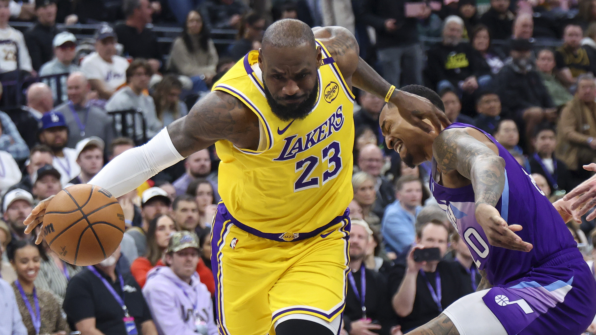 关于湖人客场占领火玫,取得六连胜的信息 关于湖人客场占领火玫,取得六连胜的信息