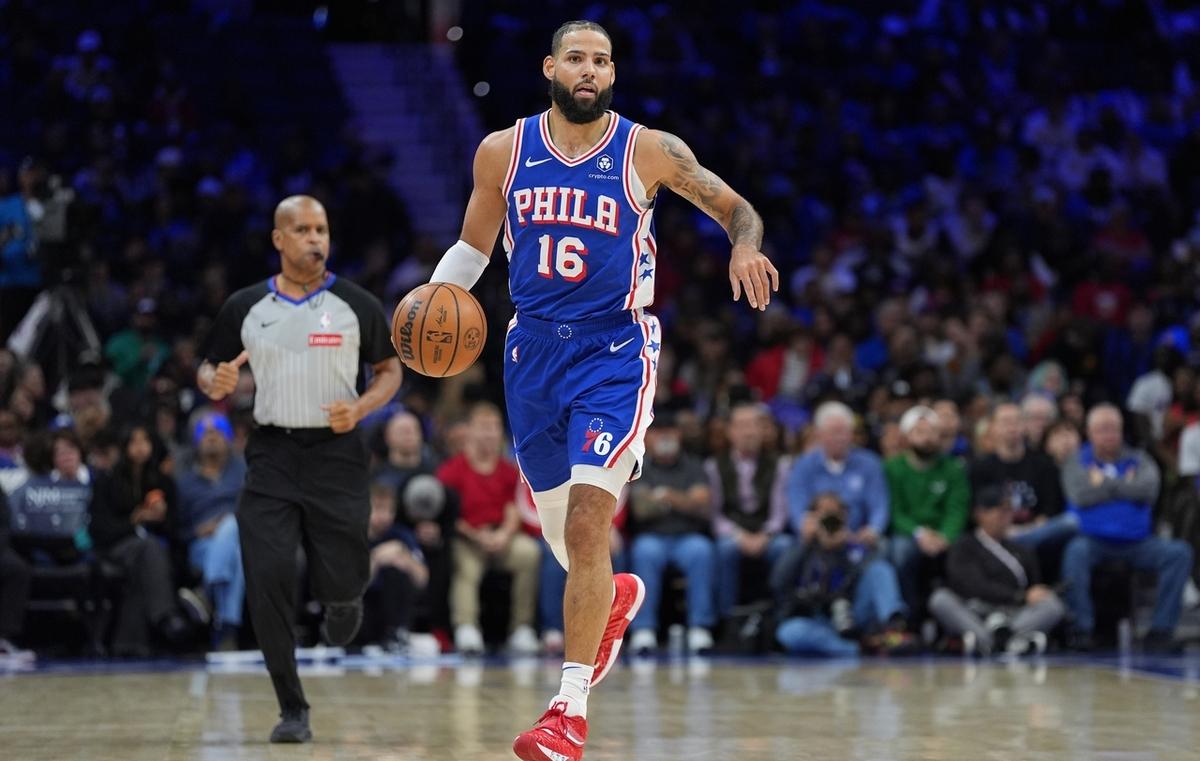 76人力克马刺,西蒙斯全场表现出色 76人力克马刺,西蒙斯全场表现出色