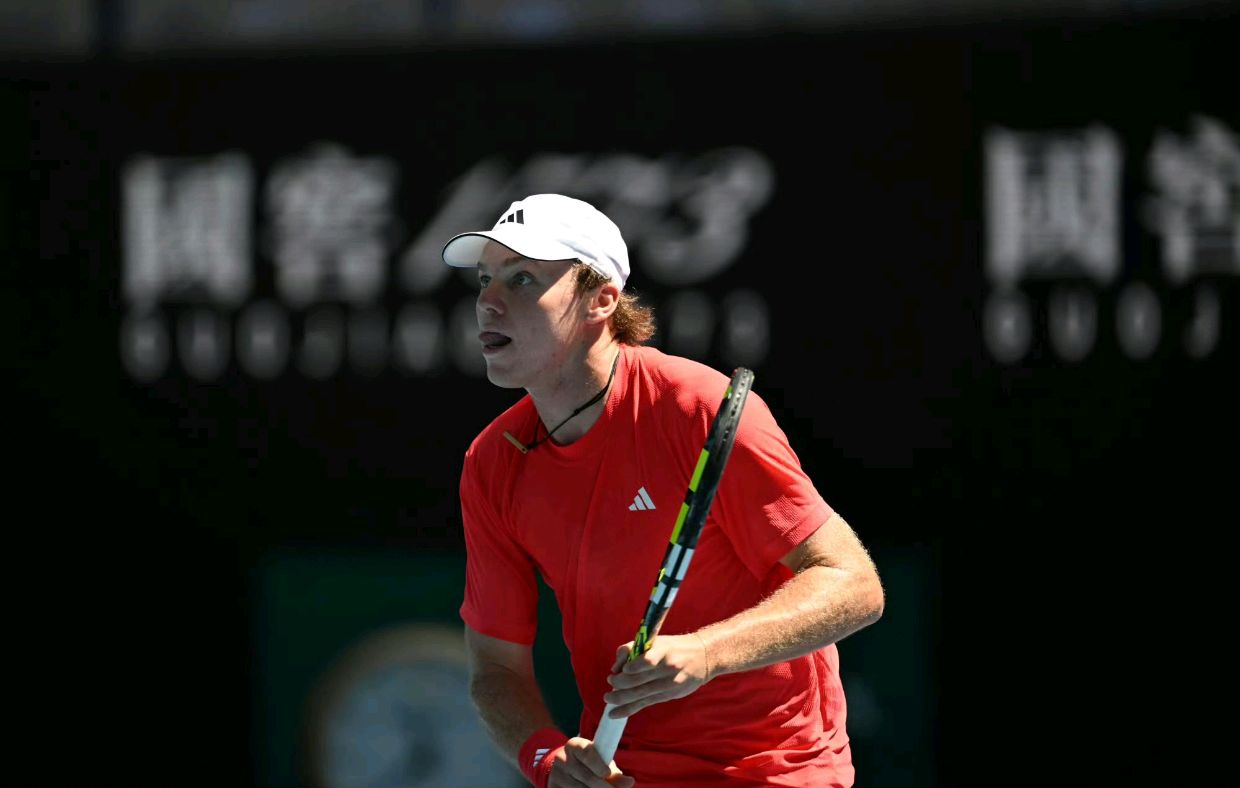 包含美国网球队鏖战意大利网球队，西西帕斯送出助攻的词条