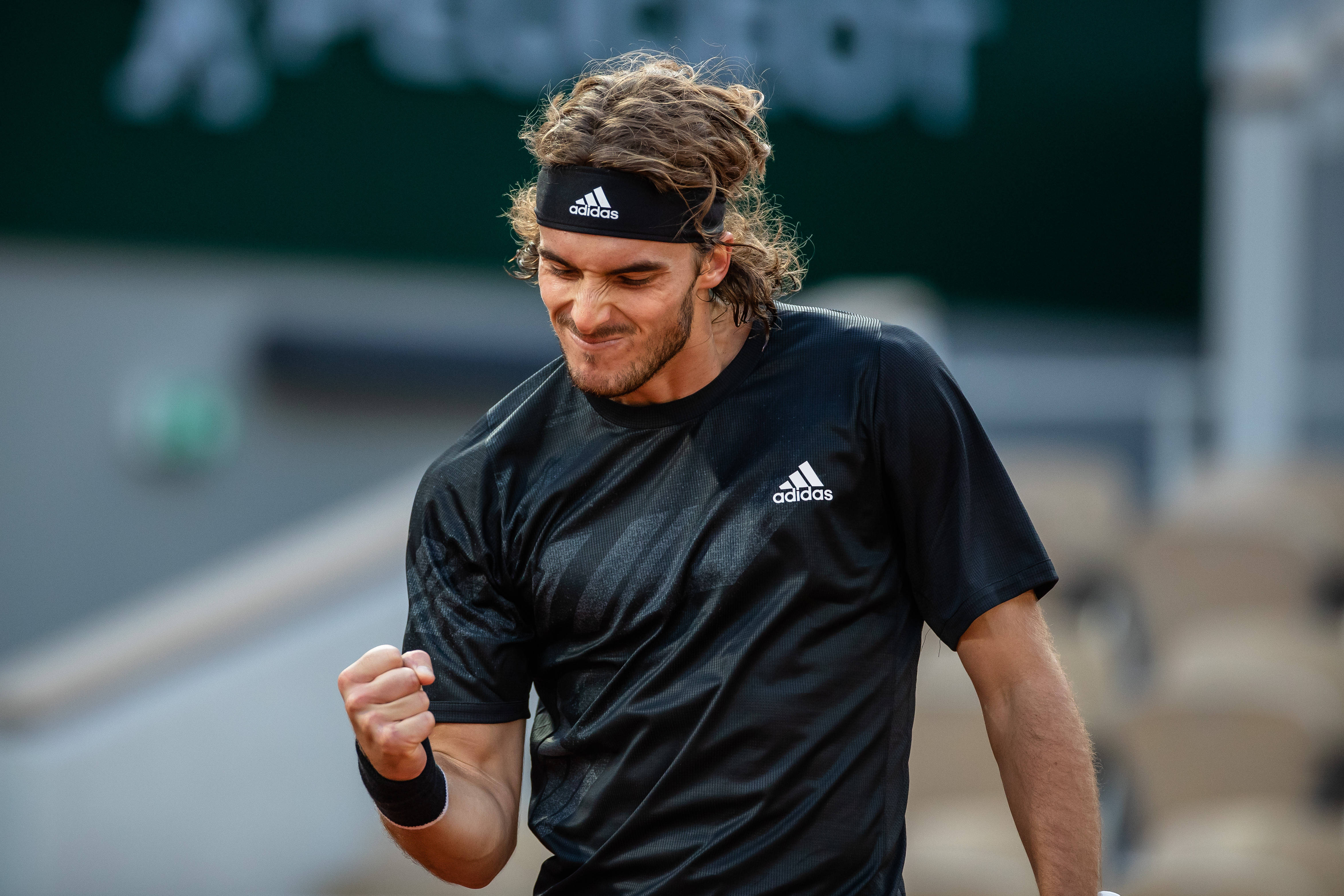 包含美国网球队鏖战意大利网球队，西西帕斯送出助攻的词条