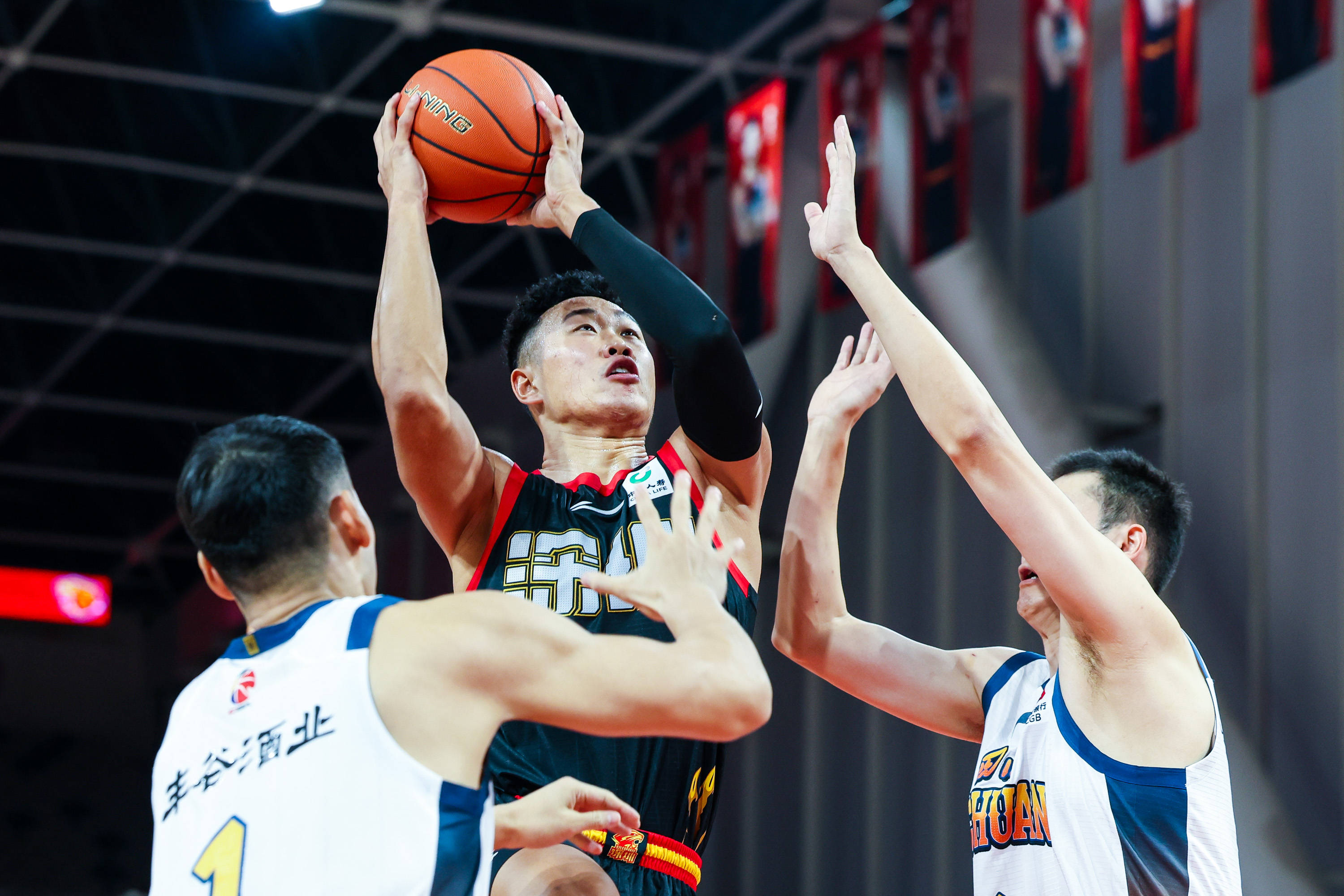 奥运周期关键战焦点战，火箭带走深圳队