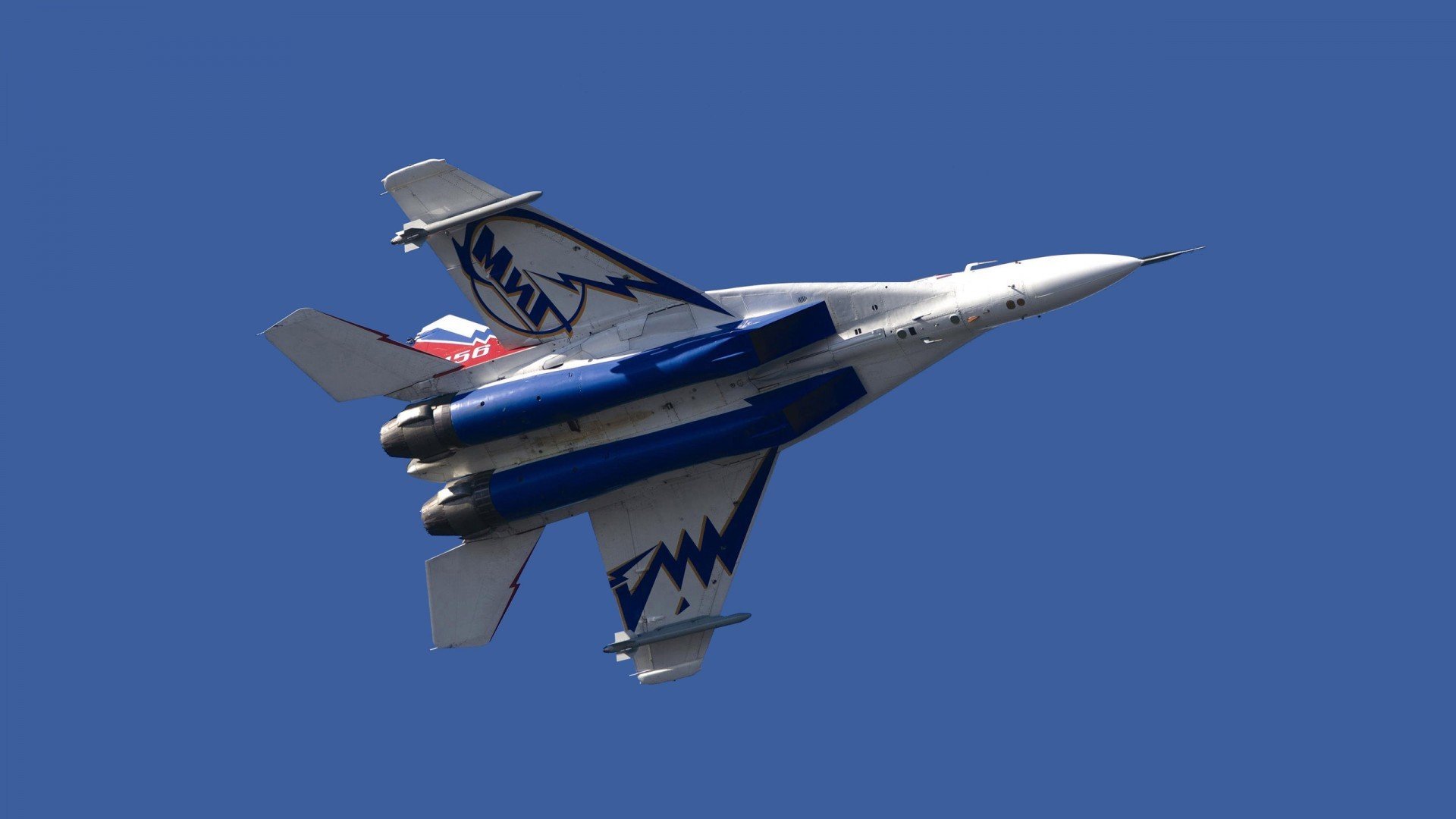 世俱杯改制-极速与策略的共振,F1街道赛的微操与伊拉克足球的一波流美学